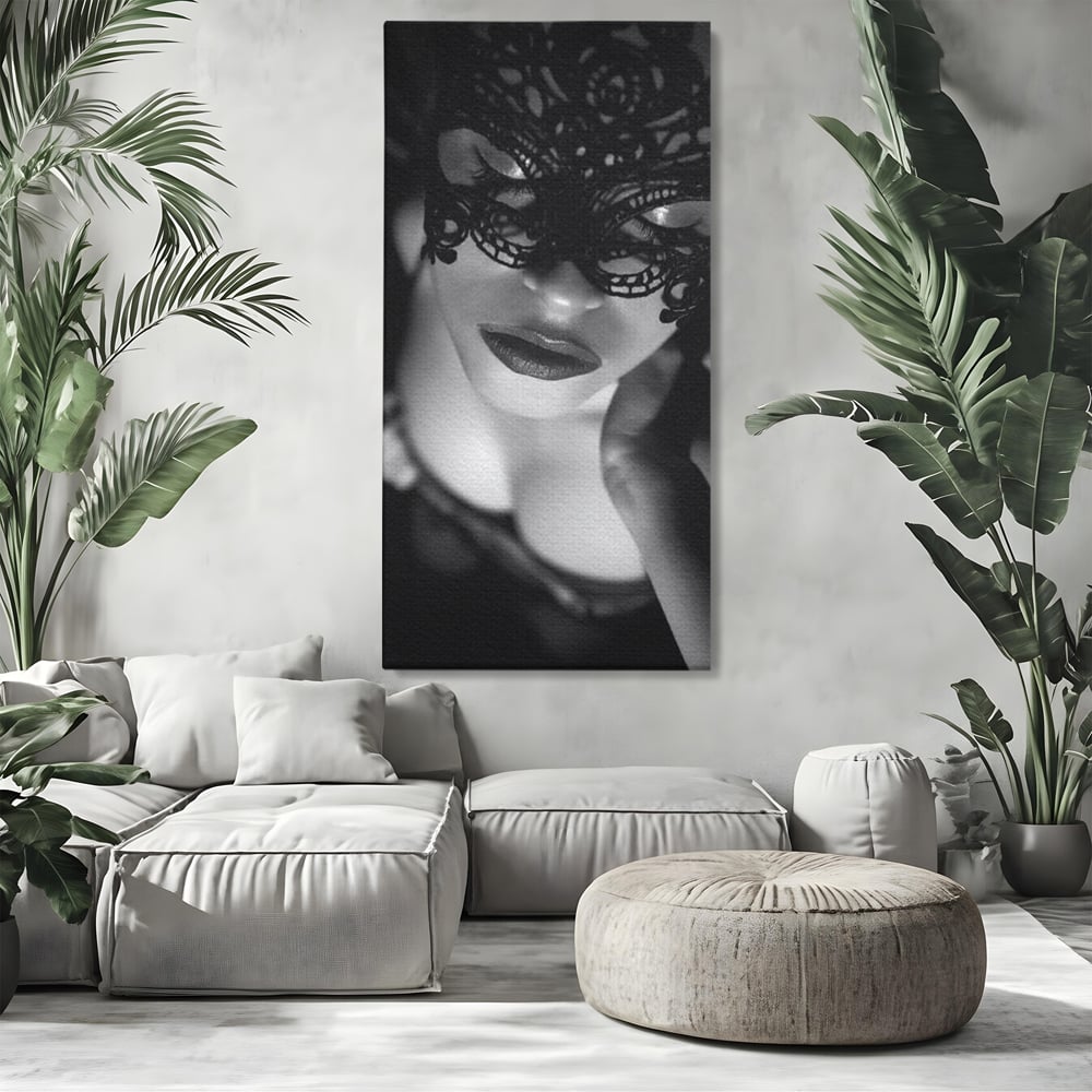 Tablou canvas cu tablou canvas cu femeie purtand masca, fara rama, pe sasiu de lemn, pe perete intr-un living
